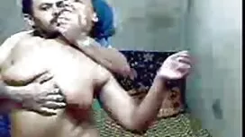 Cô hút núm vú của ph ...