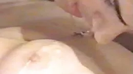 Một cô gái tóc vàng  ...