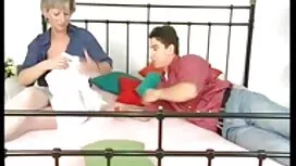 Mẹ bận rộn lấy giày  ...