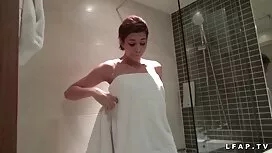 Chú rể thư giãn với  ...