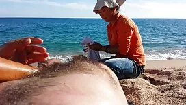 Cô gái cười sau khi  ...