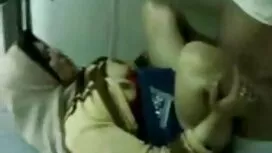Các người đàn ông xé ...